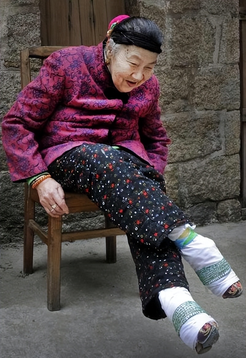 金莲小脚为什么这么美,三寸金莲的美感在哪