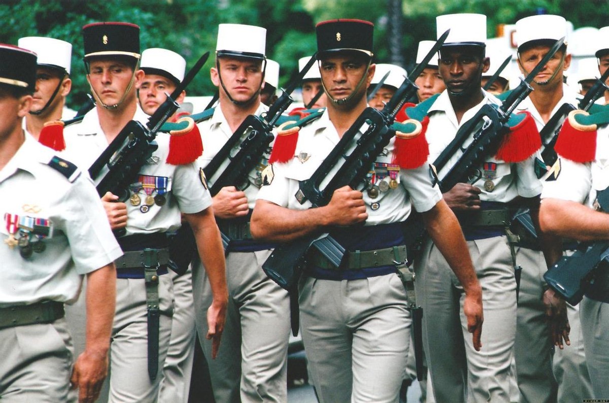 马克龙在非洲抹黑中俄，当地民众高呼：法国是殖民者，请你滚出去