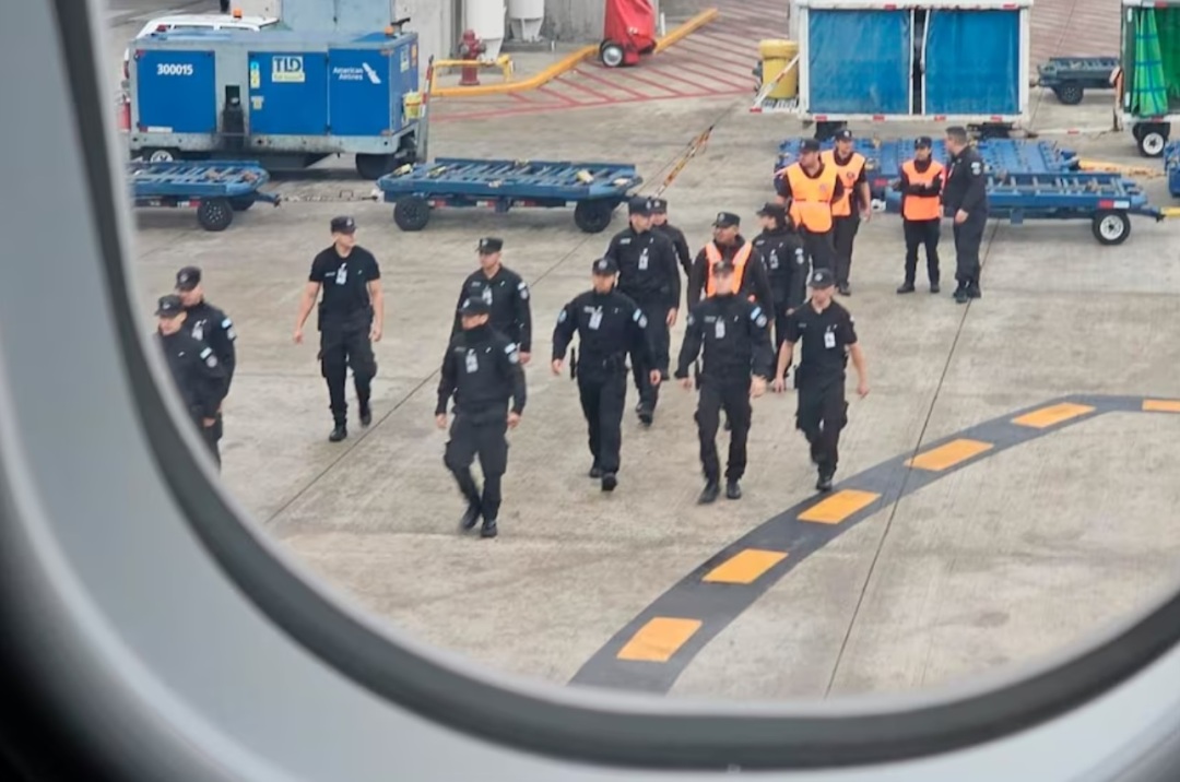 为阻止前男友和新欢旅行，外国空姐谎称机上有*弹炸**？或被判6年！