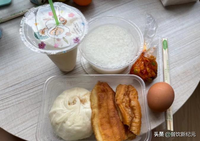 上海小伙晒隔离餐走红，360元包三餐，7天胖8斤，调侃：要出栏了