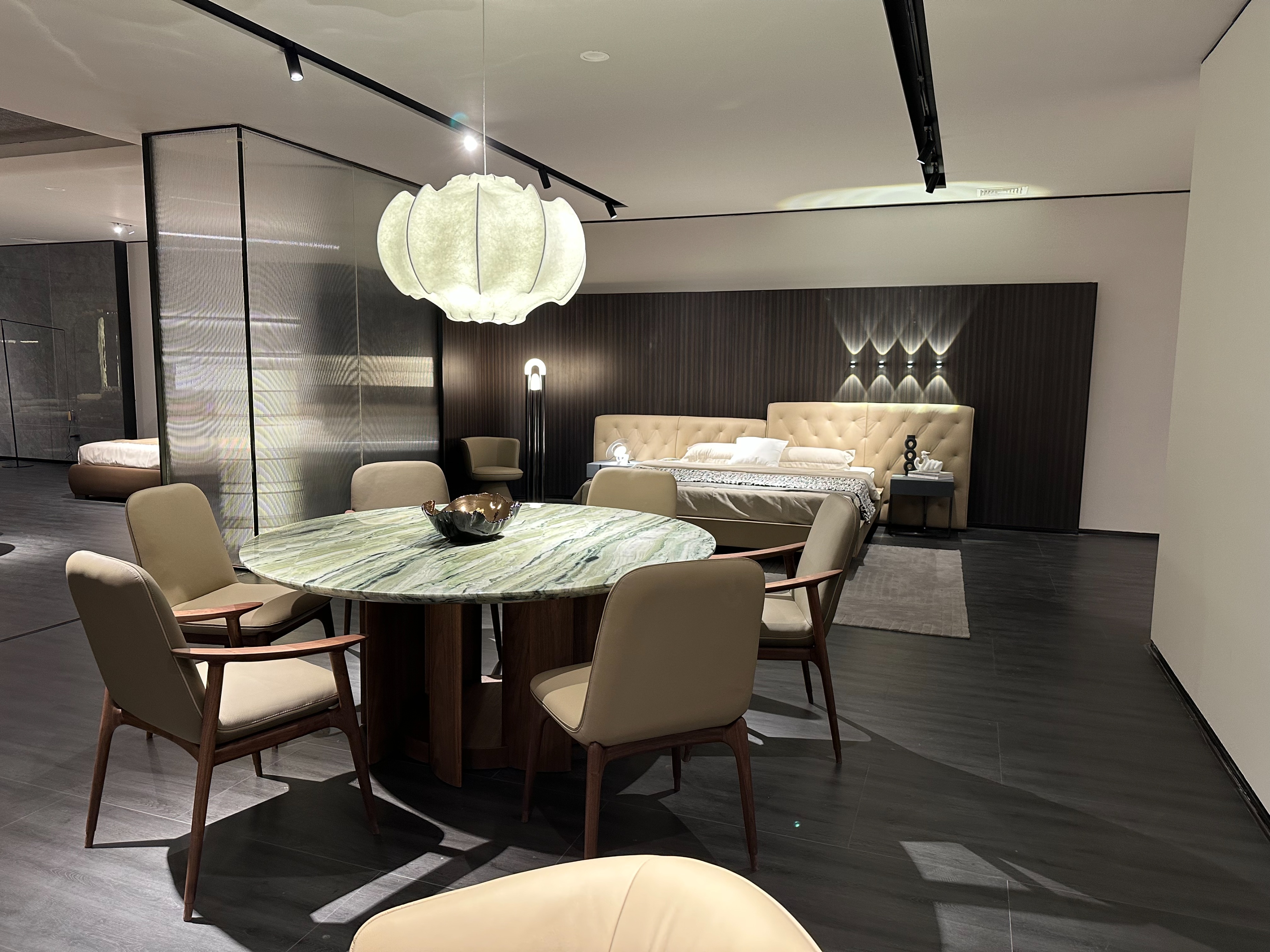 轻奢风餐桌椅组合怎么选,实木餐桌现代椅搭配