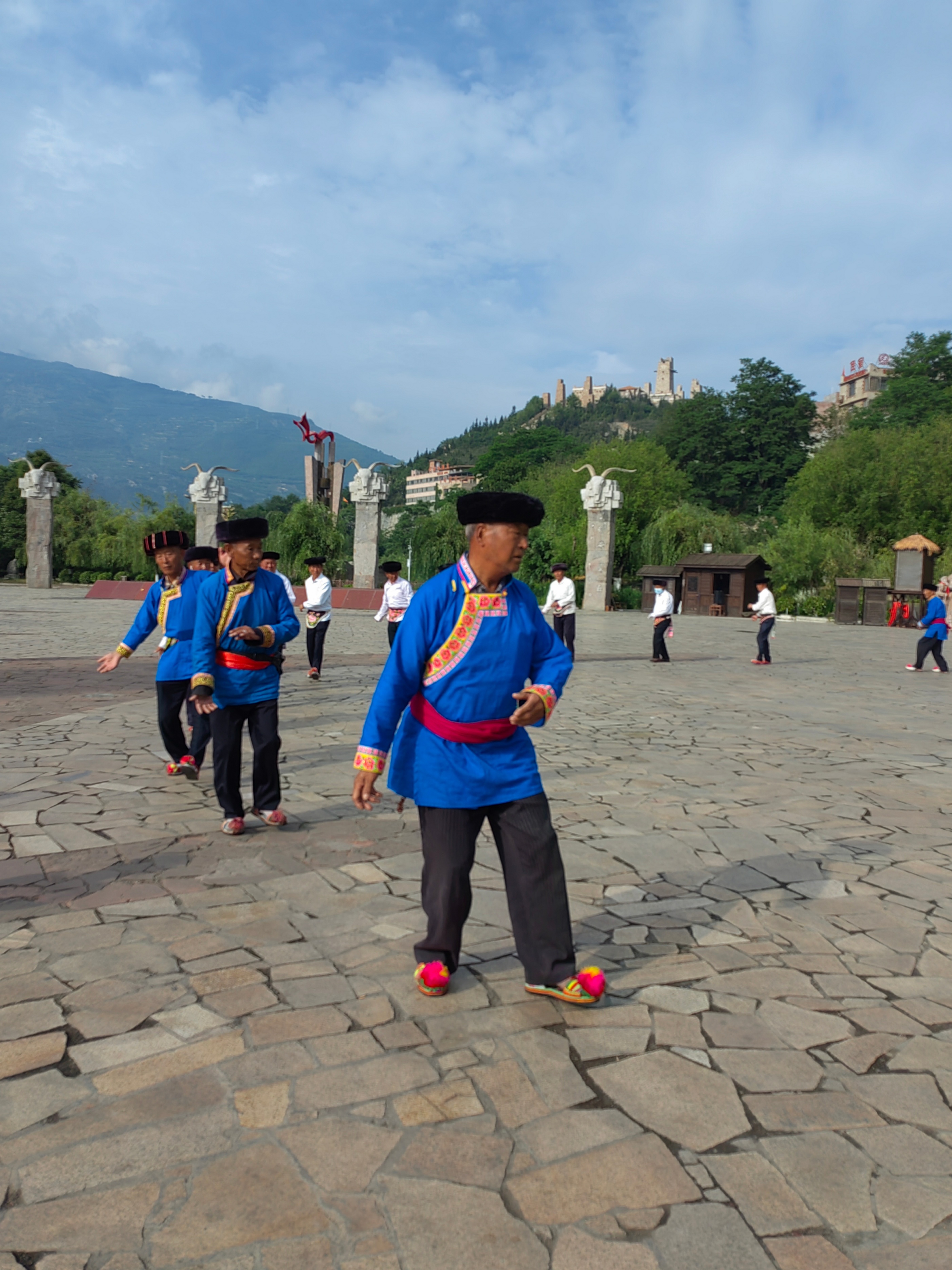 羌族云朵上的舞者,歌曲云朵上的羌族