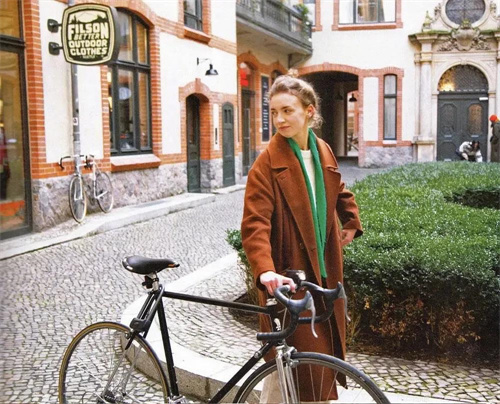 不同肤色的人怎么选择适合的颜色,不同肤色该怎么选棕色