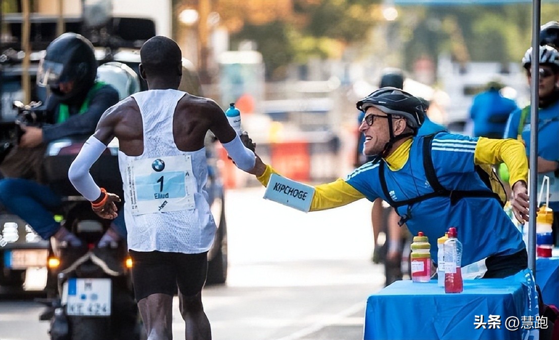 长距离比赛该吃多少能量胶：来自全新可穿戴技术的实证