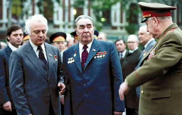 经济问题不断,3大战略支柱动摇,看过苏联故事:美国将被反围猎