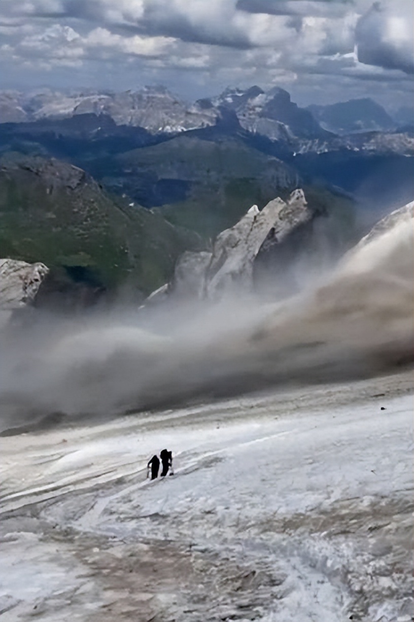 居然傻呆呆在拍，还不赶紧逃命？吉尔吉斯斯坦冰川崩塌：太可怕了