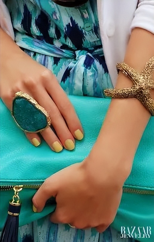 夏天担心藏不住“蝴蝶袖”？集齐明星博主教你“手镯转移*法大**”