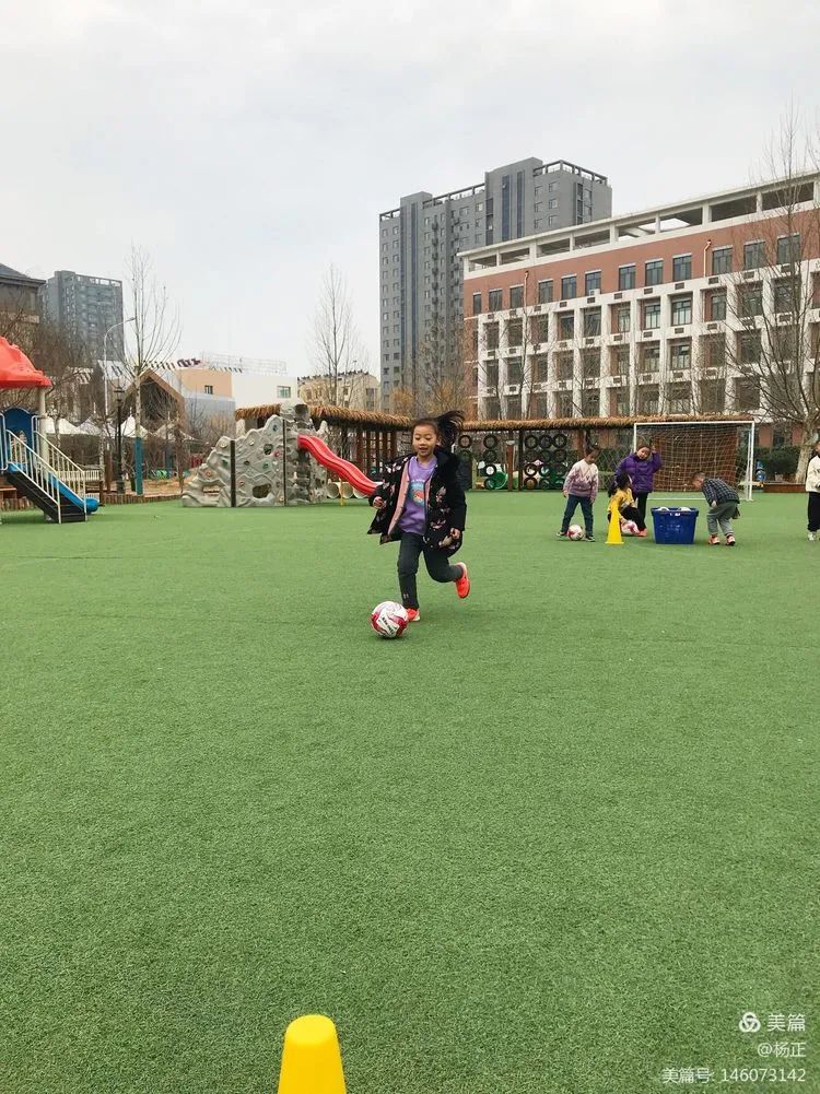 香蕉哥哥，一起动起来吧！奎文区实验幼儿园让更多的孩子逐梦绿茵