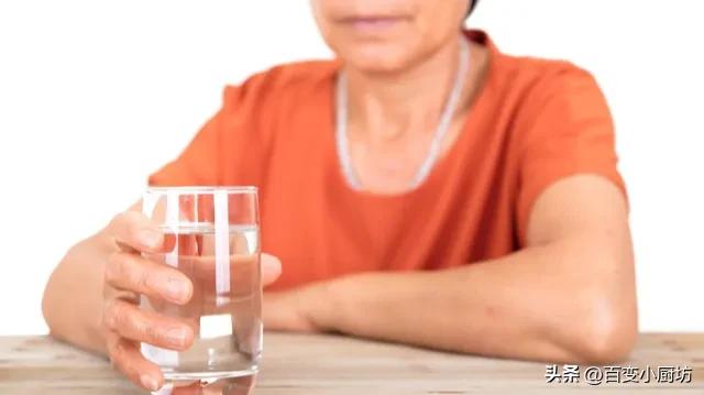 早晨第一杯水怎样喝才是正确的,清晨起床第一杯水喝多少合适