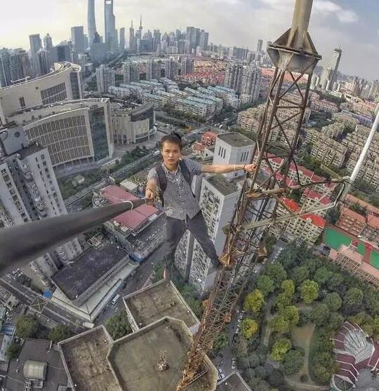 26岁湖南穷小伙“用命赌明天”，从263米高楼坠落，获赔3万