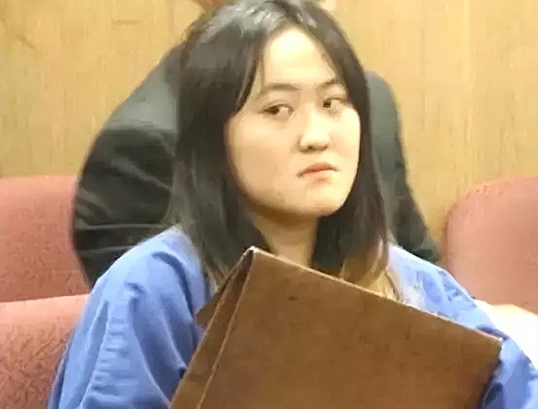 她拿烟头烫同学，逼吃头发，法庭上：快点判，我下个月过生日呢