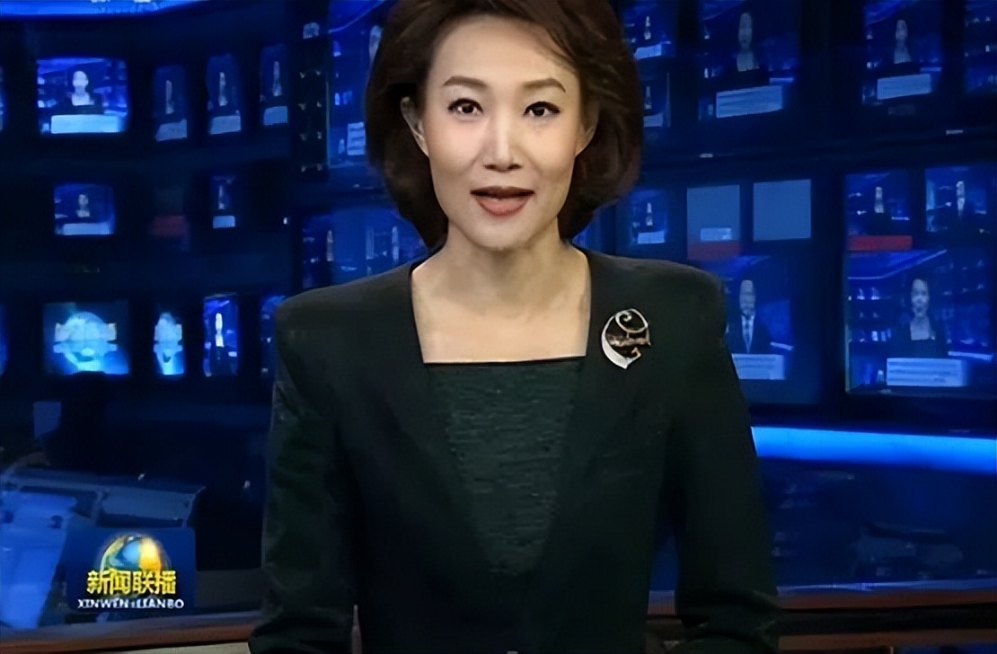 “*款贷**上班”20年，44岁仍单身，低头念稿又嘴瓢的她却收获全网好评