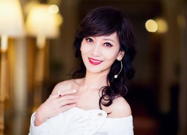 69岁赵雅芝与59岁的叶童庆生,69岁赵雅芝和60岁的叶童同框