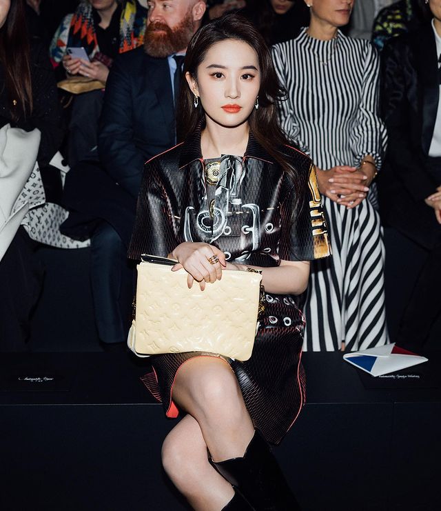 刘亦菲从法国回来了吗,刘亦菲巴黎素颜被偶遇同款上衣