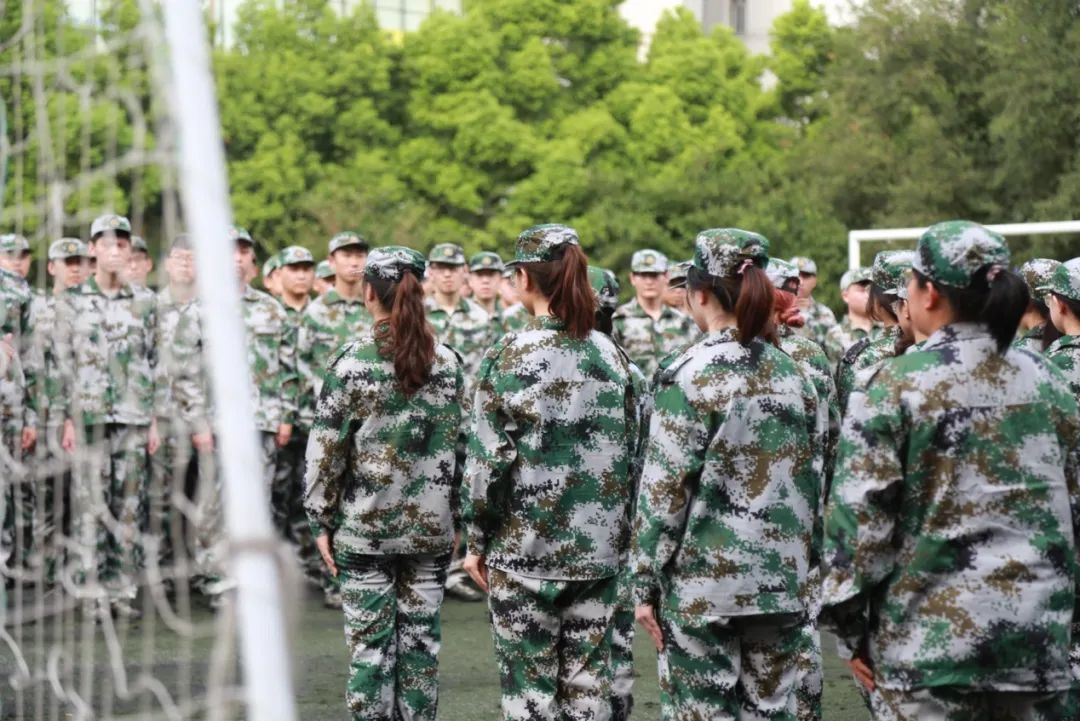 军训英姿飒爽的背后是汗水换来的,军训用汗水向青春致敬