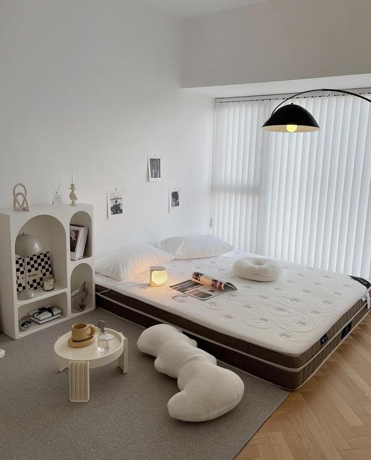 为了“省钱”不买床直接睡床垫？奉劝大家：别为了省钱忽视健康