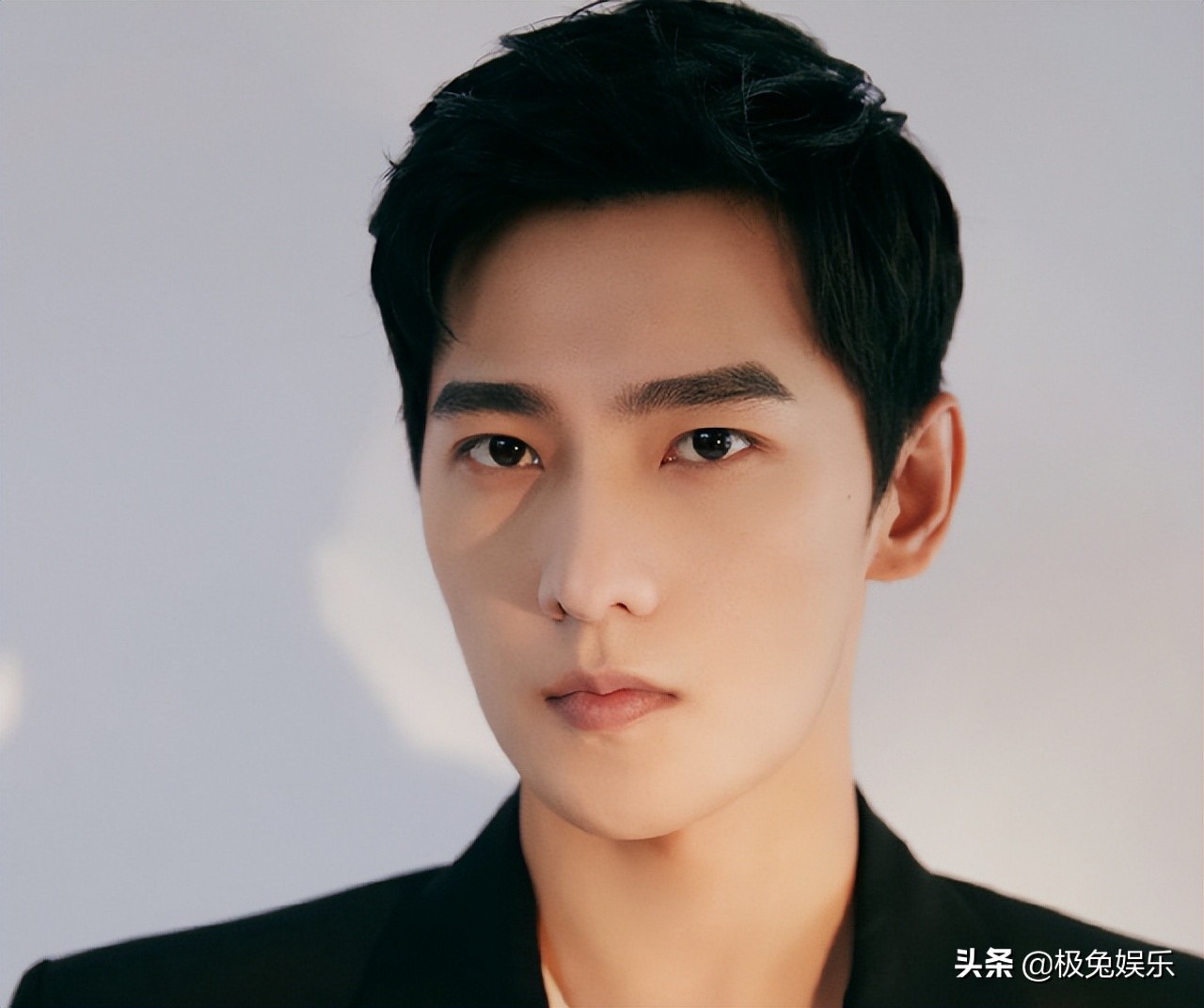 杨洋和沈腾争夺军艺校草头衔,军艺校草沈腾杨洋同框拥抱