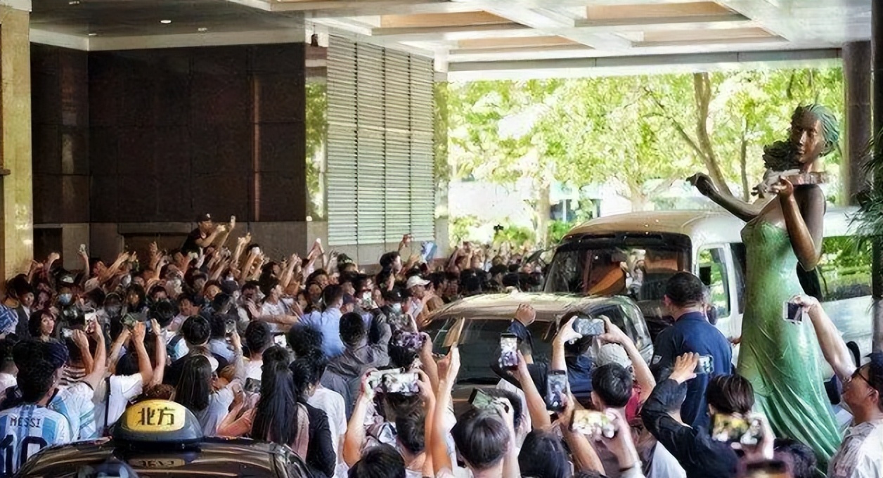 闯进场拥抱梅西球迷发声,球迷冲进球场拥抱梅西跑了多少米