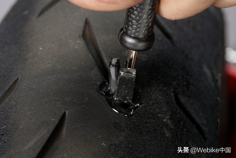 摩托爆胎要换还是修,摩托车爆胎时驾驶人怎么操作