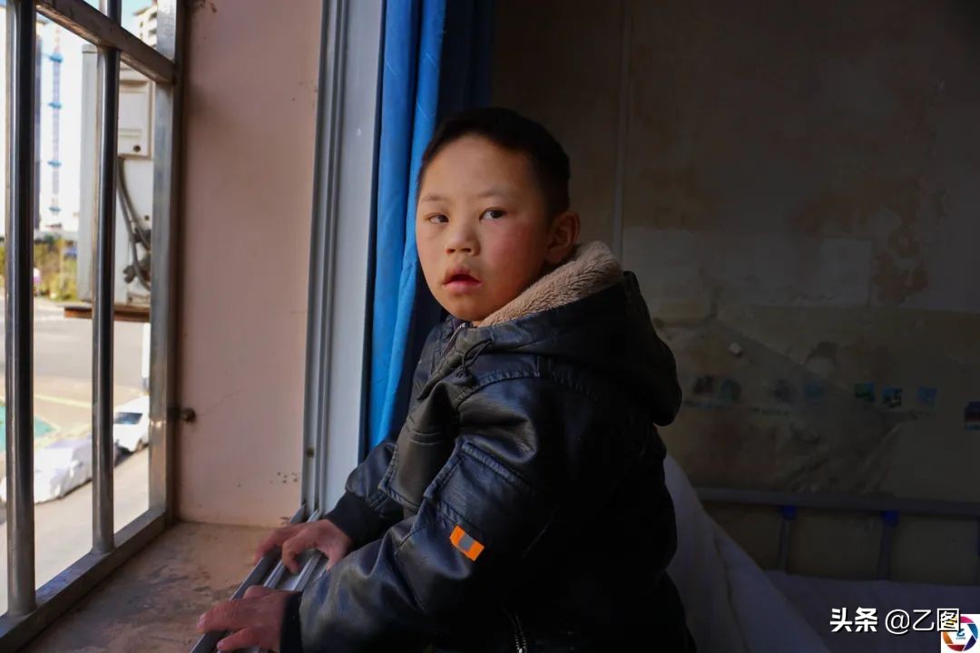 孙子发狂砍断爷爷的手筋，爷爷流泪倾诉：只要孙子能好要命都可以