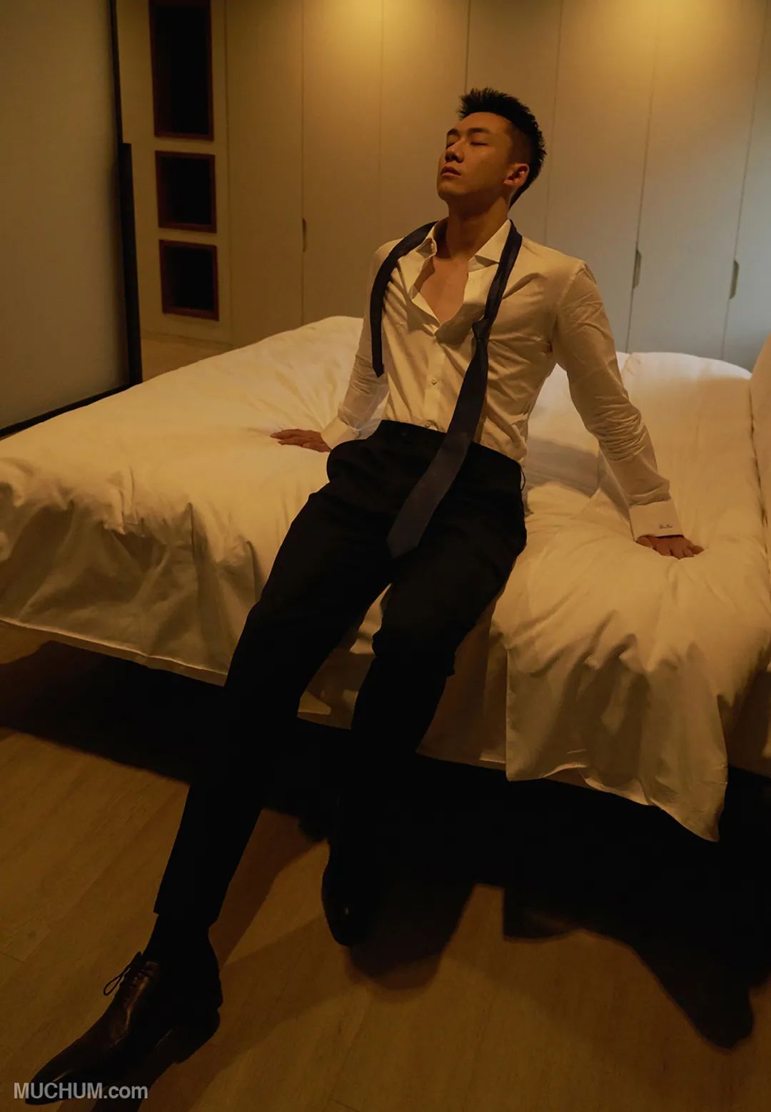 阳刚气十足的正装肌肉帅哥,正装腹肌小哥