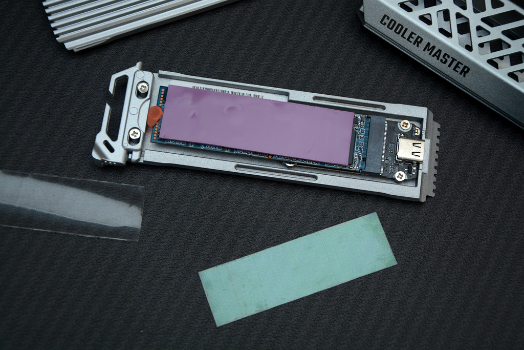 颜值与速度并存，免工具安装，酷冷至尊神钥AirM.2NVME硬盘盒开箱