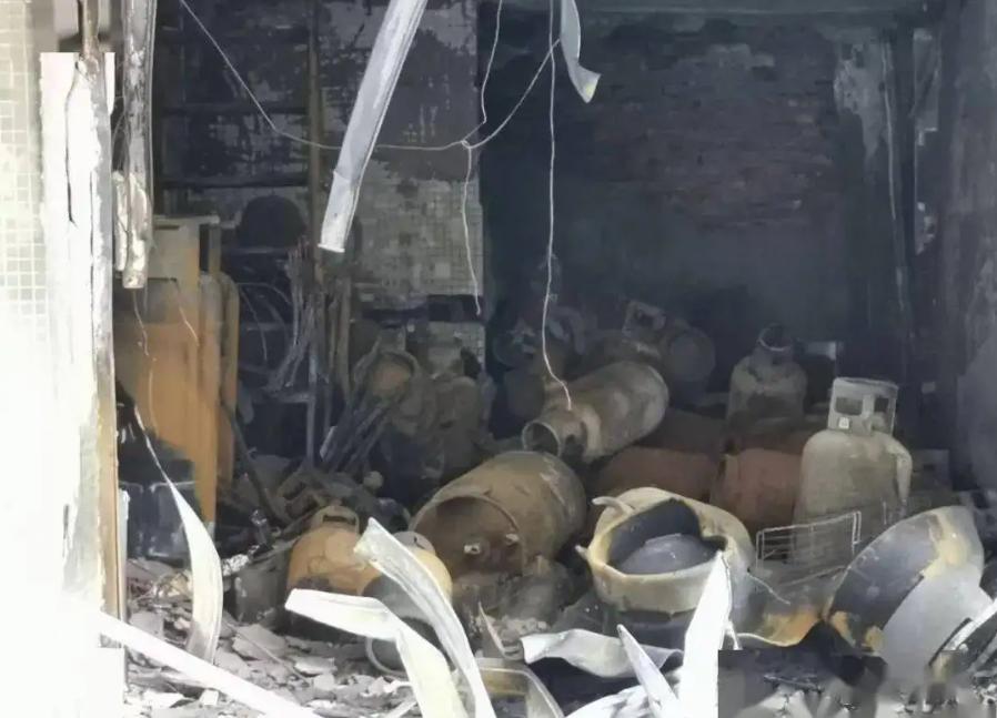 1995年韩国三丰百货倒塌事件图片,诡异的韩国三丰百货倒塌事件