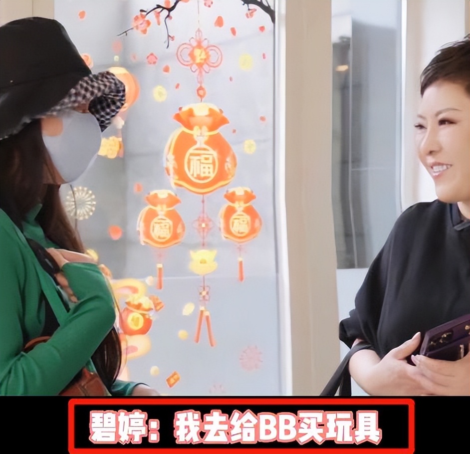 郭碧婷近照曝光巧遮掩孕肚,郭碧婷挺孕肚逛街甜蜜