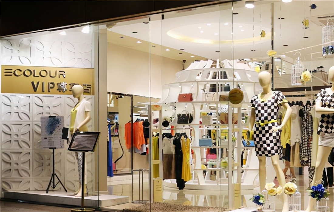 过了四十不要再穿二十几岁的衣服,过了40岁就不能穿得太成熟