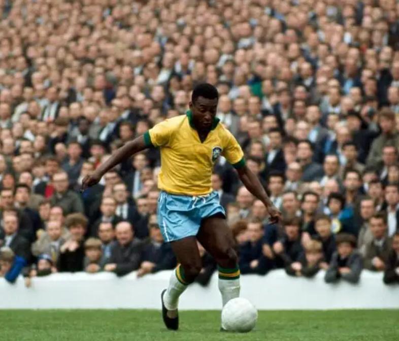 贫民窟逆袭的球星,贫民窟少年用芒果踢足球