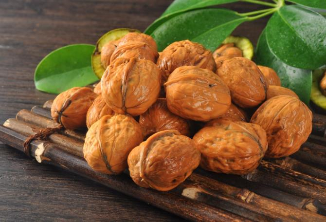 新鲜核桃怎么剥皮,生核桃怎么剥皮用袋子装着可以吗