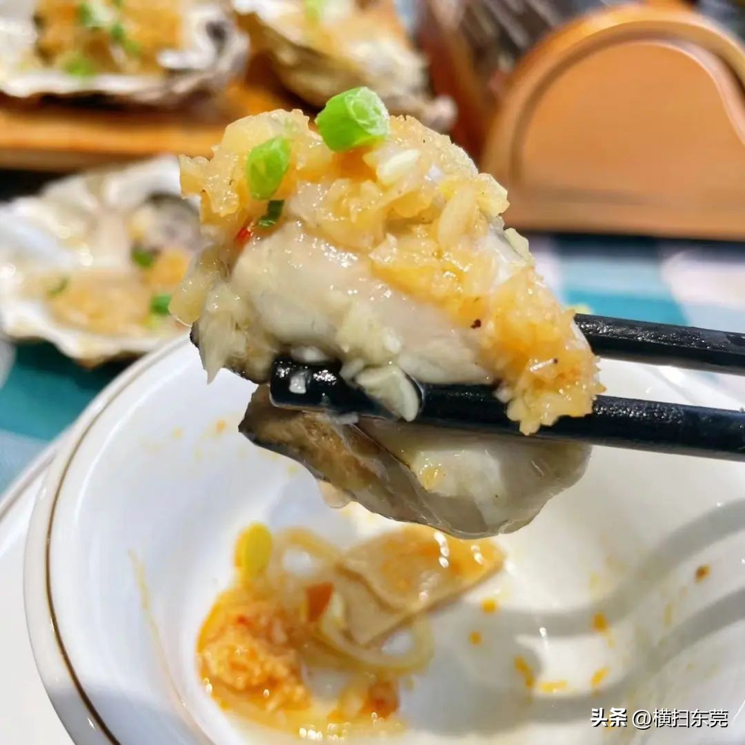 南城县夜宵排档一条街,附近大排档生蚝99元100只