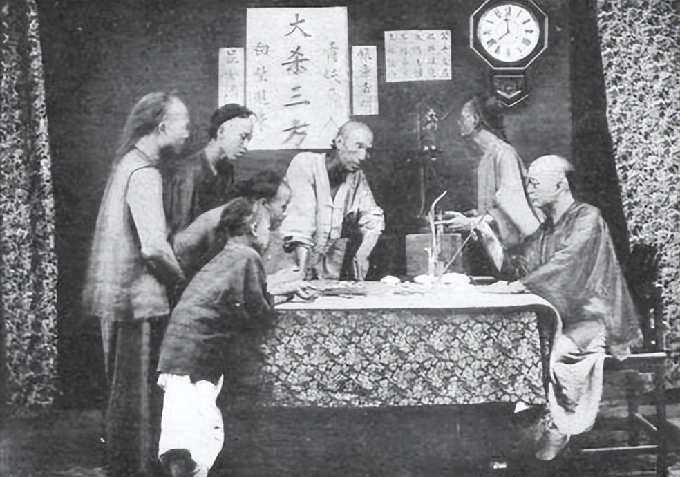 外交部原副部长：香港回归前，英国每年拿走上千亿