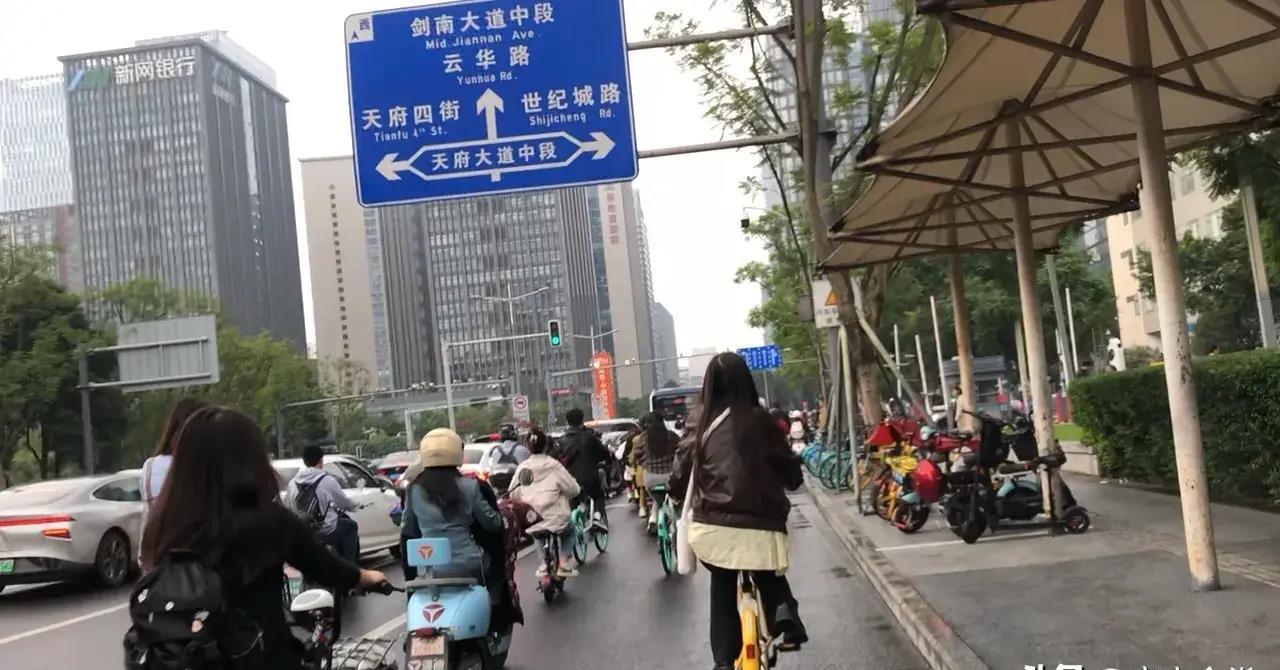 每天上班往返240公里的人多吗,来回300公里上班