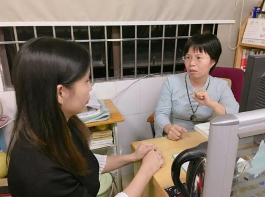 女孩课堂尿裤子被同学嘲笑不想上学，妈妈“三步”处理很高明