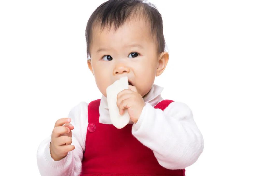 小孩子爱吃垃圾零食的后果,宝宝爱吃垃圾零食怎么处理