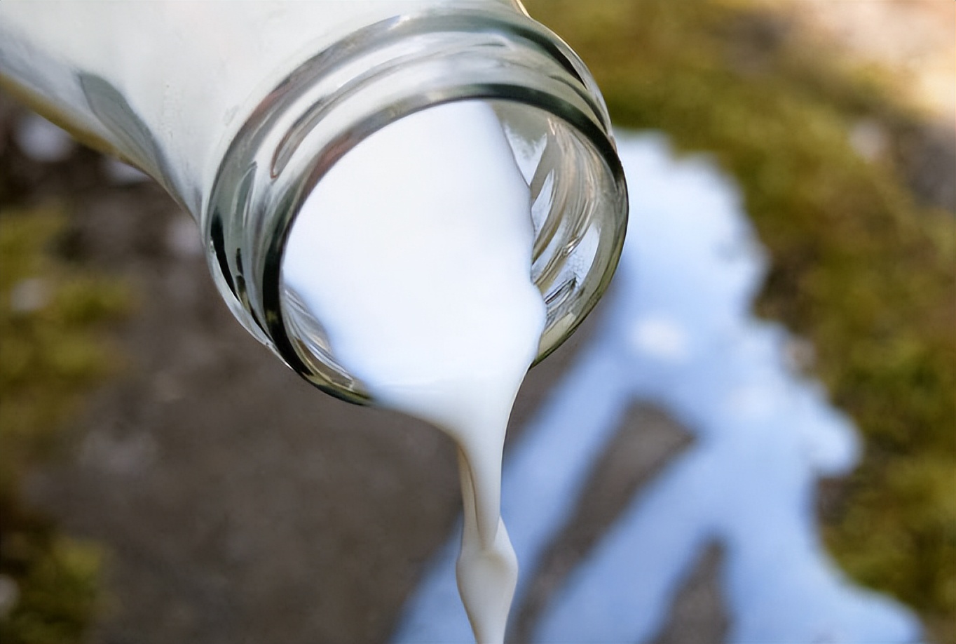 女儿被泼饮料妈妈遭羞辱,因为打翻牛奶被妈妈辱骂