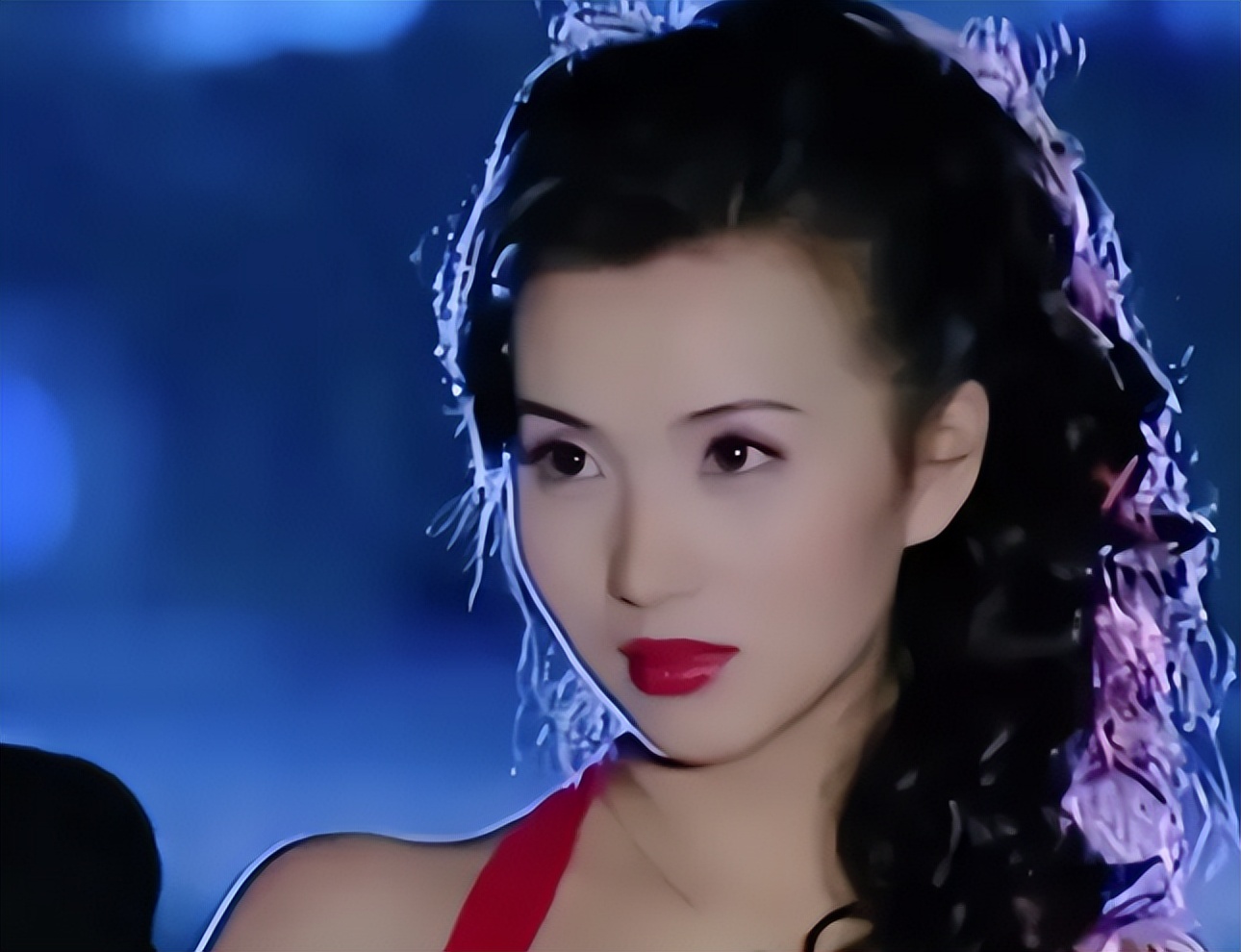 长了一张风情万种的脸下一句,看似清纯实际丰富情史女明星