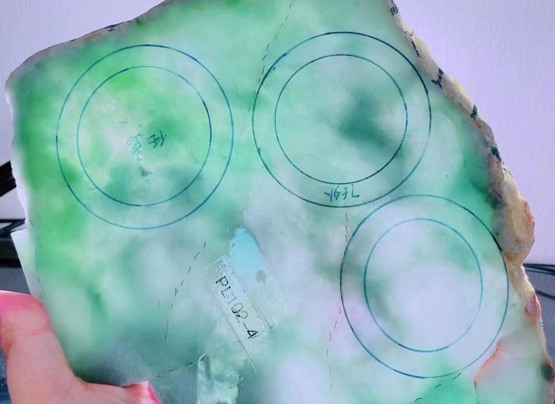 直播里买的翡翠吊坠能戴吗,有荧光的翡翠佩戴对身体有危害吗