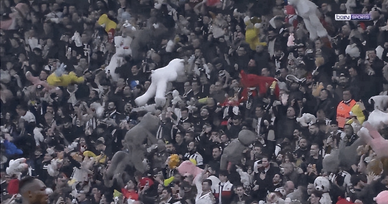 不是幻觉！土耳其球场下“泰廸熊雨”壮观场面为震灾儿童送暖打气