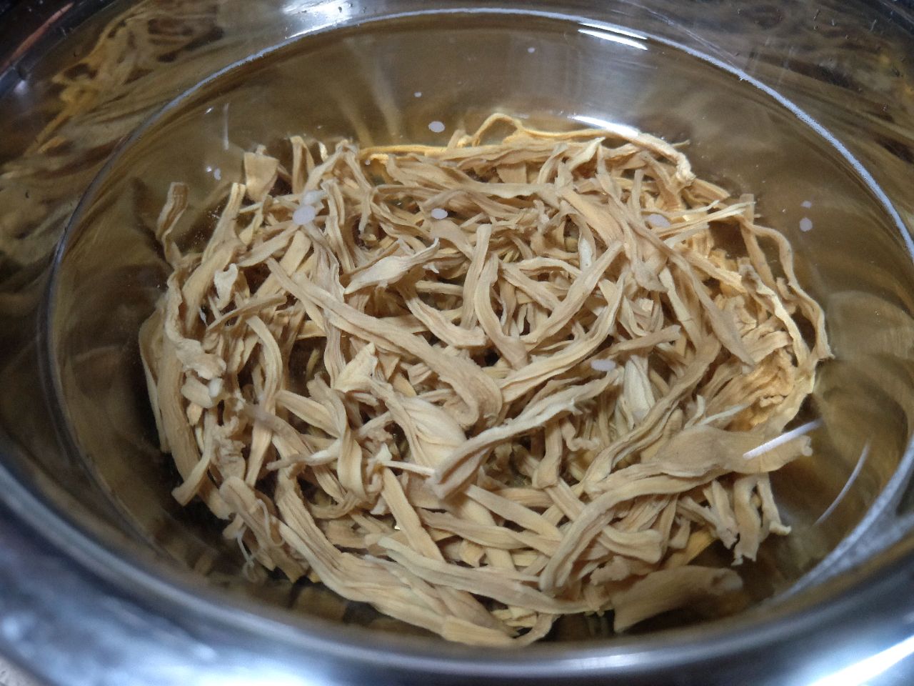 笋干的泡发家常做法,鲜笋做笋干焯水后要用冷水浸泡吗