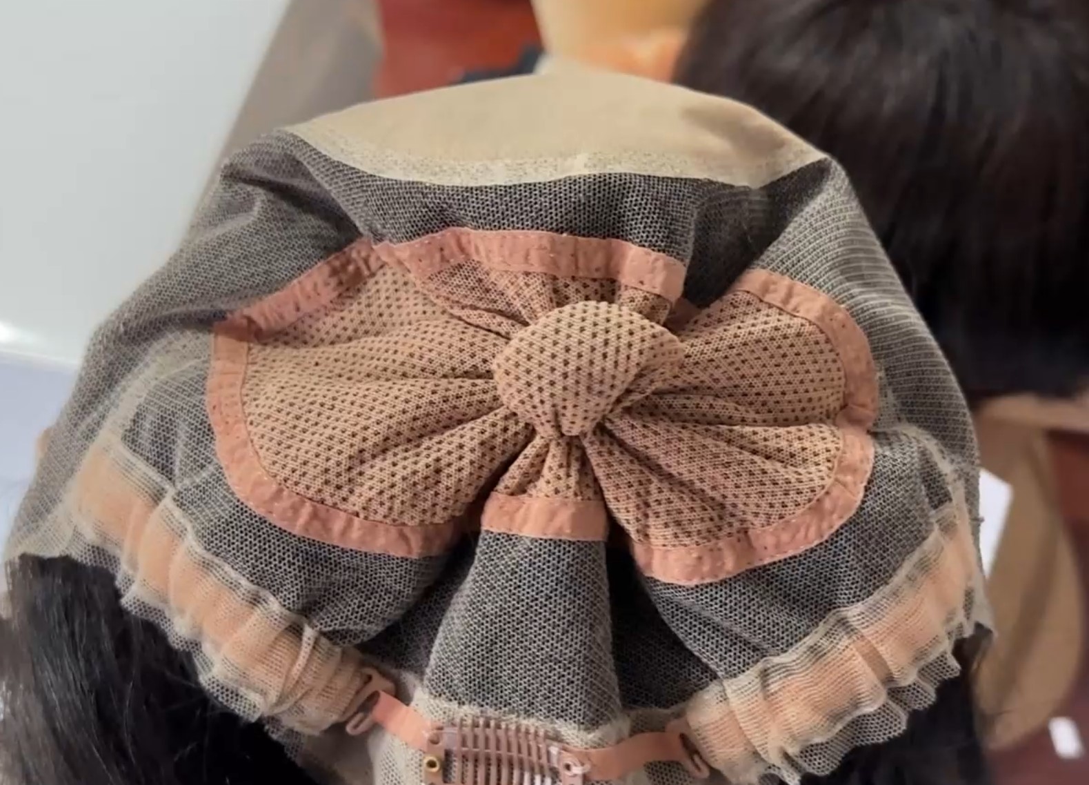 假发后脑勺扁了,戴假发头太扁怎么办