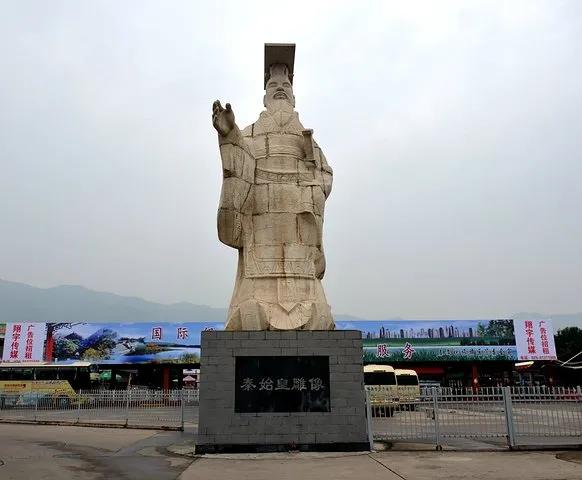 秦始皇博物馆兵马俑简介,秦始皇兵马俑是世界七大奇迹之一