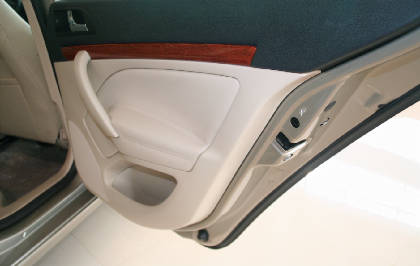 什么原因导致车门的铰链异响,为什么车门颠簸时有响声