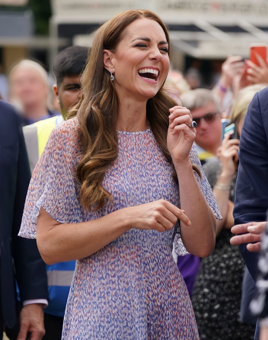 凯特大变单调着装,凯特王妃sw坡跟鞋