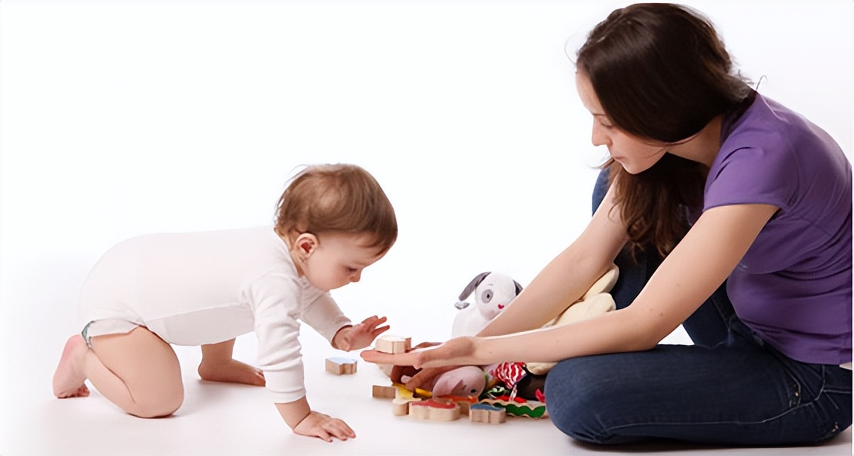 新手爸妈课堂：发现婴儿喜欢啃手指，两件事少做，很快度过口欲期