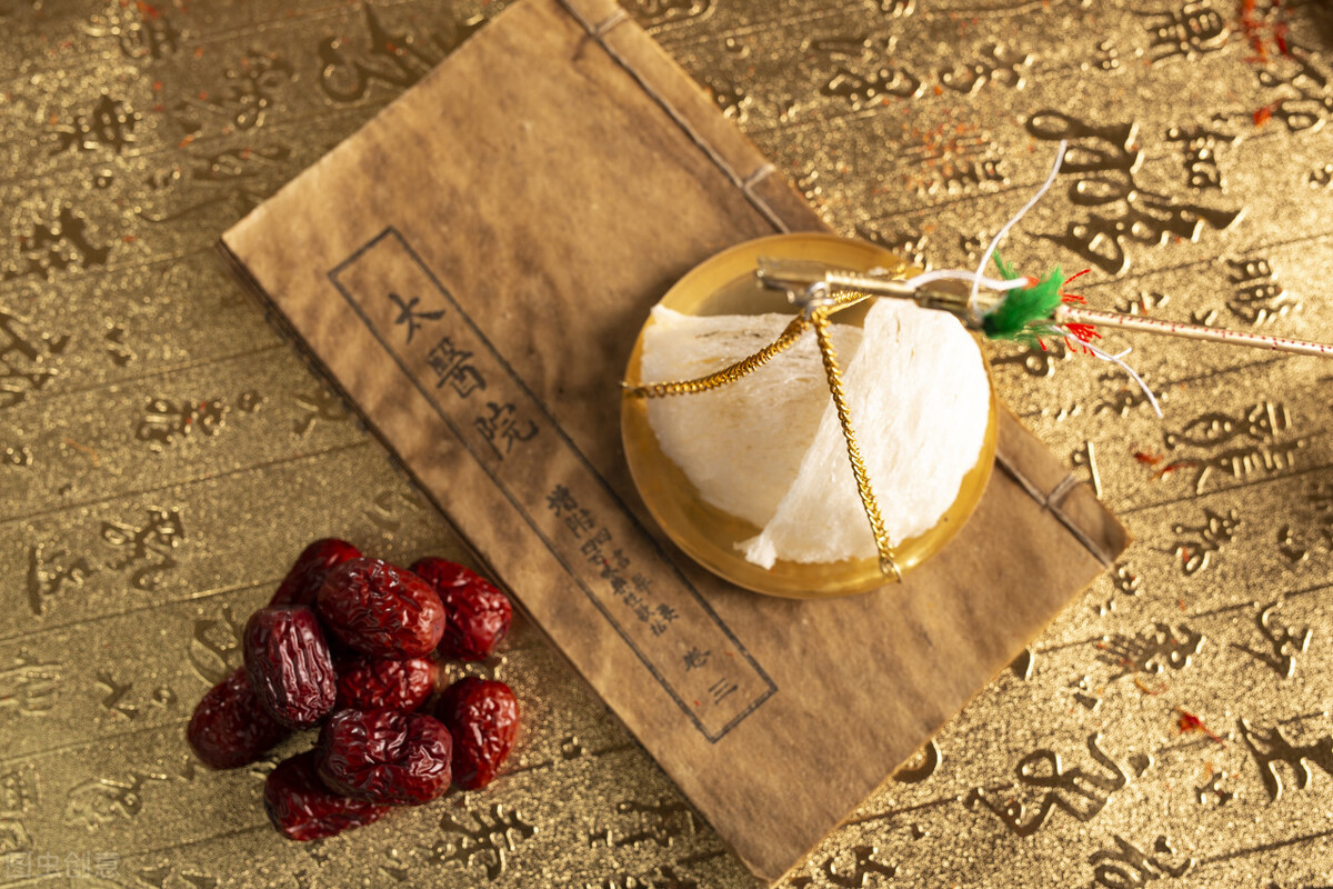 女人月经提前、经量过少，四物汤加四君子汤，补气养血，缓解痛经