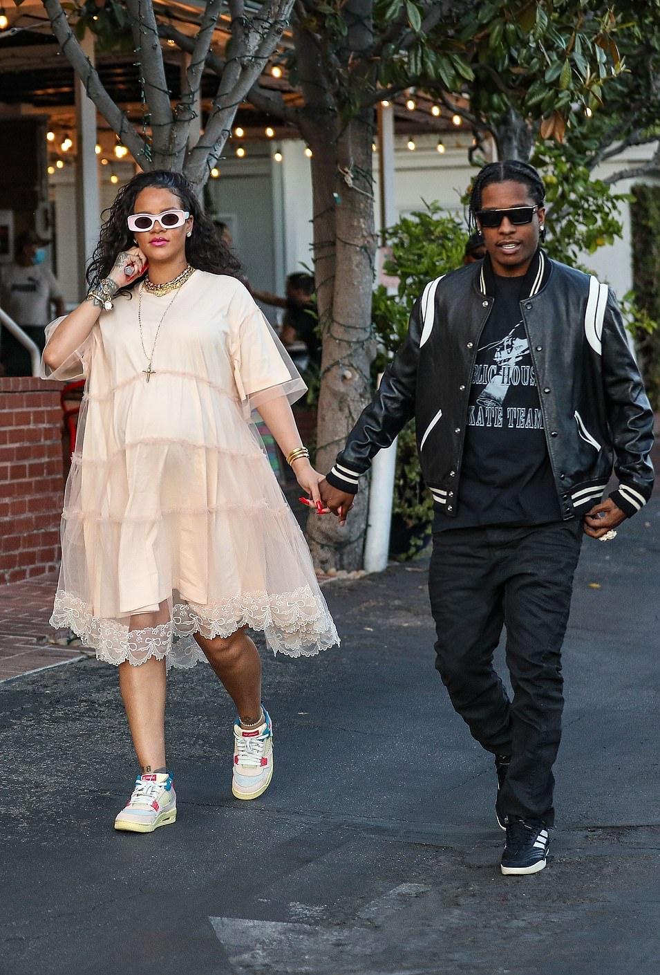 蕾哈娜挺9个月孕肚买婴儿用品！衬衫只系一粒扣露肚皮，腿浮肿了