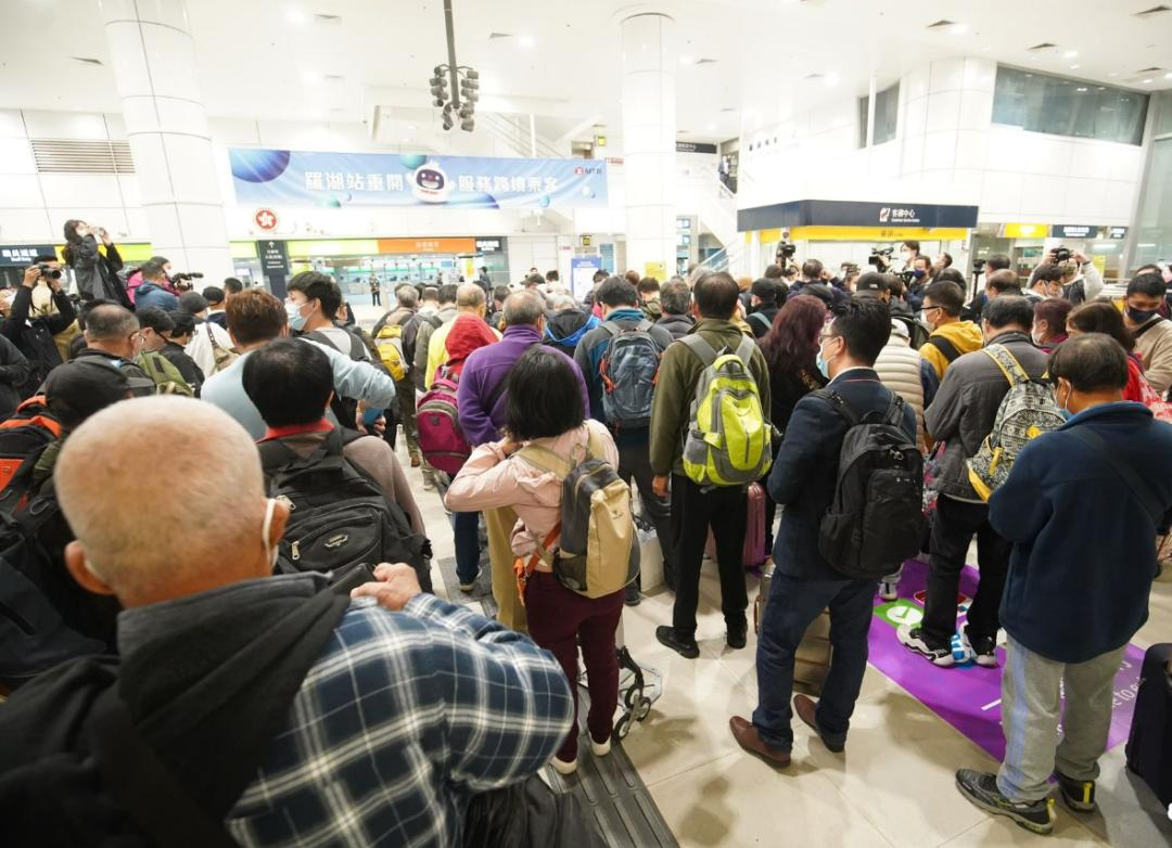 自助签注人山人海！口岸人山人海！直击香港全面通关首日火爆！