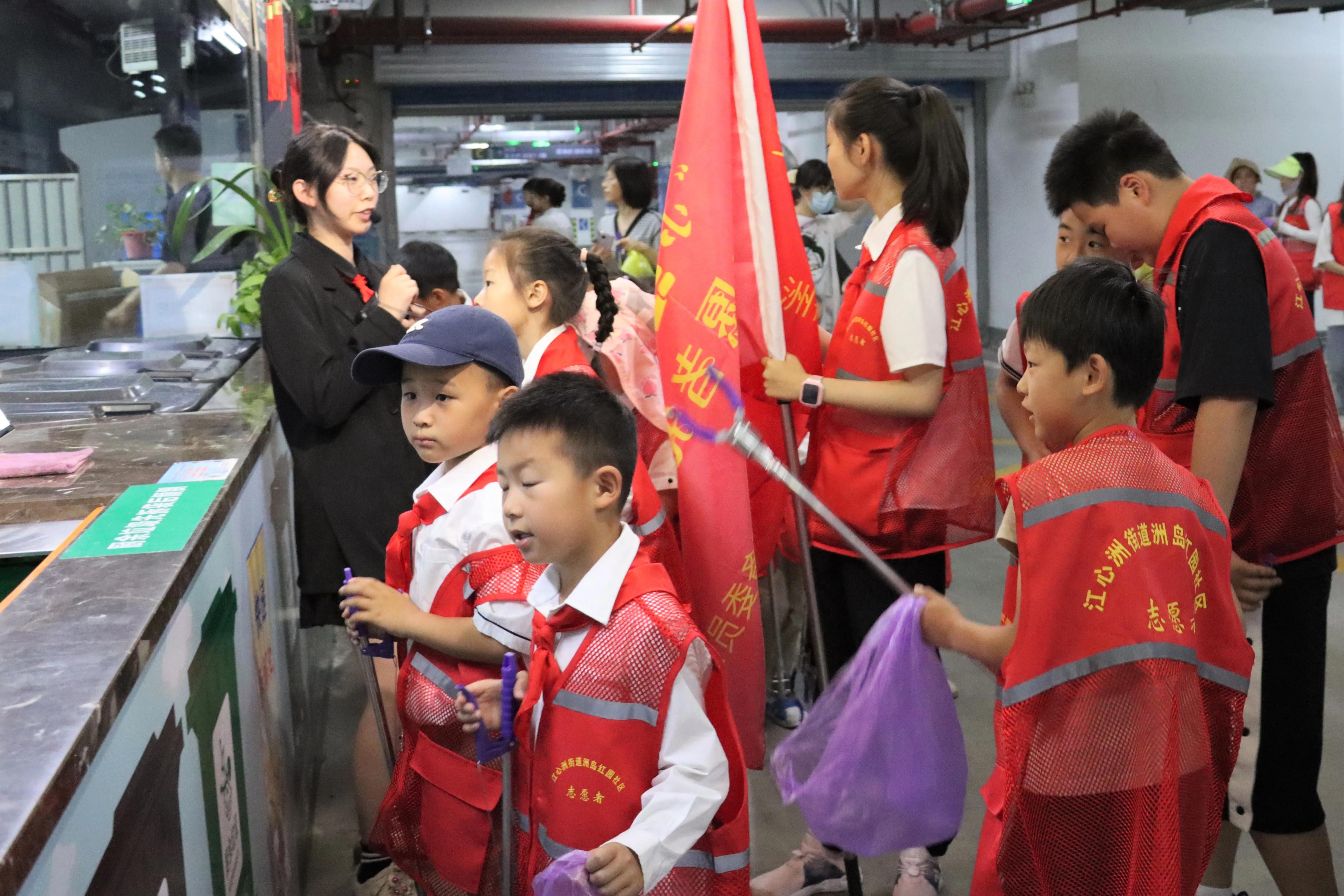 南京建邺区江心洲洲岛红园社区成立“小红鹰”少年志愿者先锋队